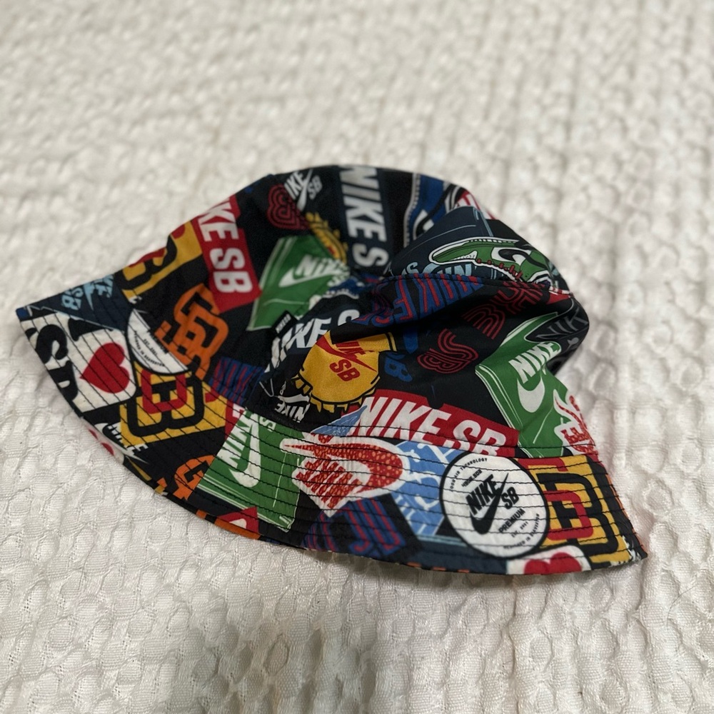 Nike SB sticker logo bucket hat size large